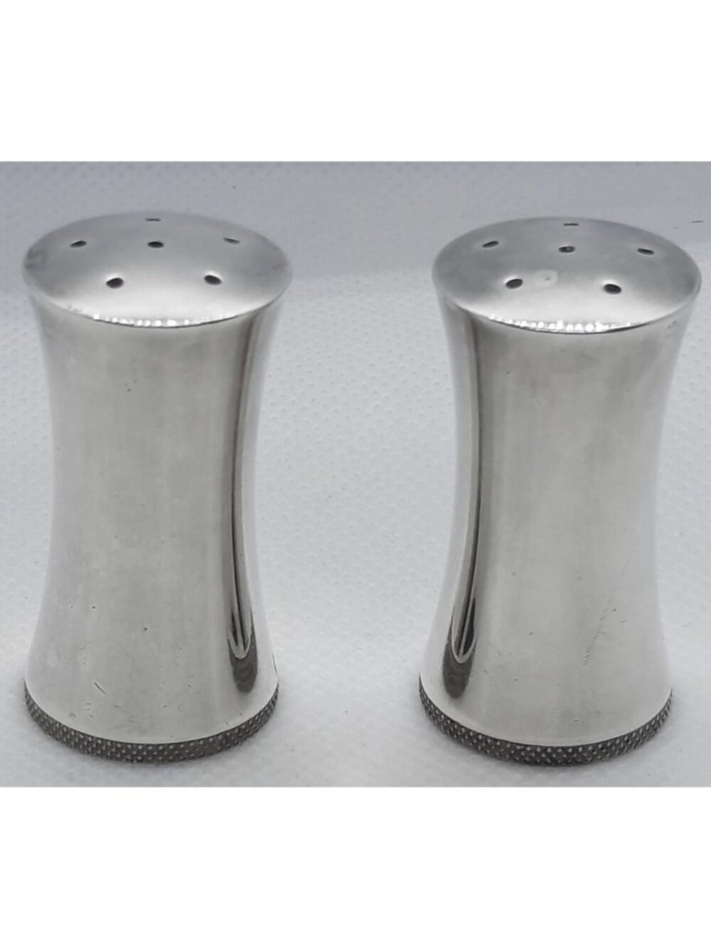 Salt & pepper shaker set silverplate, knurled bottom rim; I.F.S. Ltd England